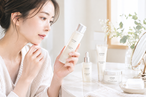 エトヴォスのスキンケア商品を手に取り口コミや効果を確認している女性のイメージ